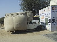 Camion de transport du fourrage  Une gestion du cheptel particulière Les vaches ont un propriétaire … tant qu’elles donnent du lait. Dès qu’elles sont taries, elles sont « libérées » et parcourent alors seules les villes et les campagnes. Si elles mourraient chez leur propriétaire, celui-ci serait obligé de faire le pèlerinage de tous les lieux saints d’Inde, sans compter les sanctions dont il pourrait faire l’objet. Les vaches sont nourries par les habitants, le 1er pain fabriqué leur étant destiné. Dans certaines villes, elles sont nourries à partir de fourrage transporté par des camions très spéciaux et stocké à l’abri de leur convoitise : vache